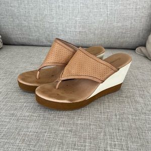 Tommy Bahama Wedge Sandals Tan Leather Thong Heels Women's 8B
